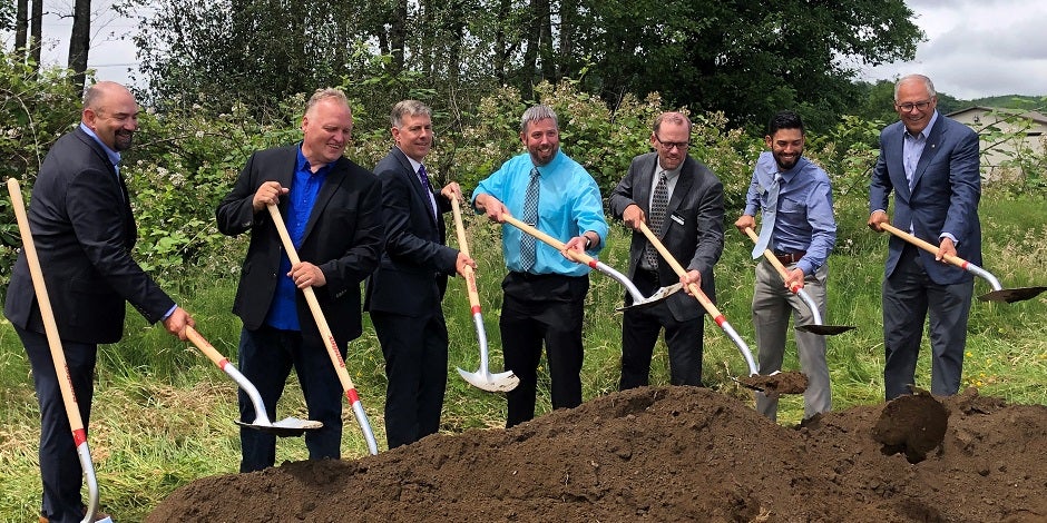 HDR team and Washington state dignitaries at project ground breaking ceremony