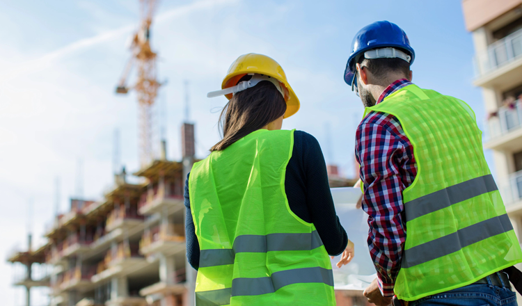 construction site 2 people collaborating