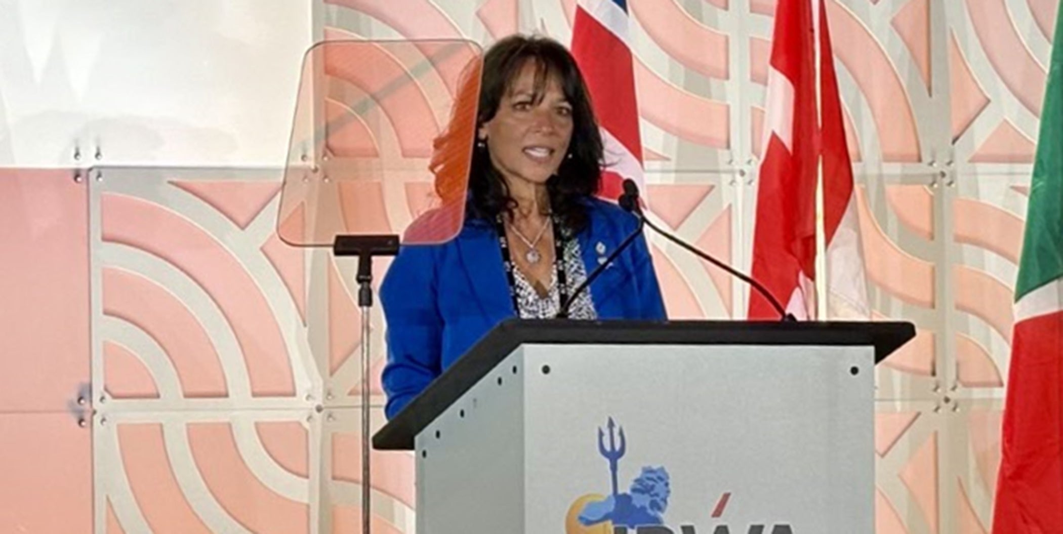 Cyndi Whelpley accepting an award at the IRWA conference