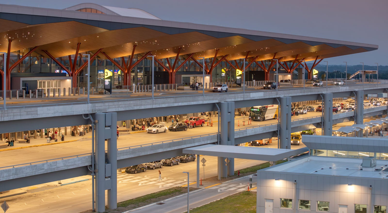 multilevel front bridge at Pittsburgh International Airport